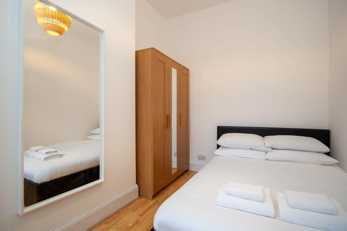 Lovely 2 Bedroom Apartment In Tooting Londra Exterior foto