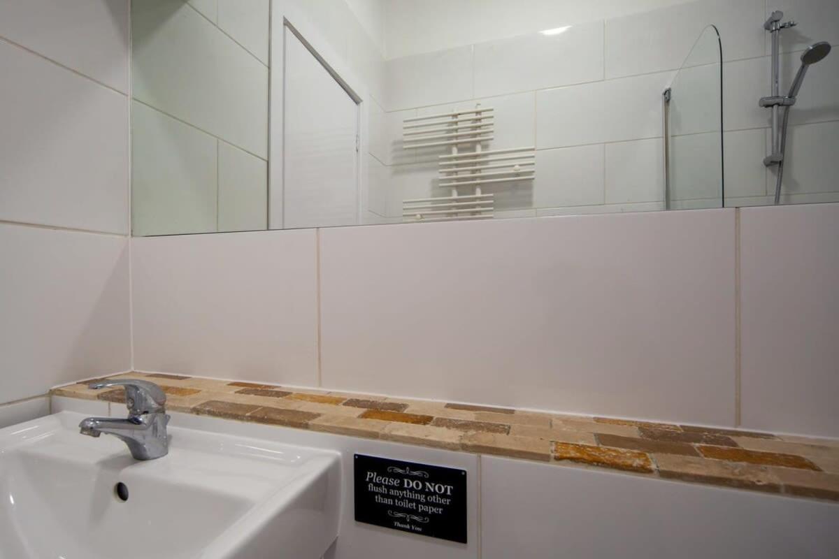 Lovely 2 Bedroom Apartment In Tooting Londra Exterior foto