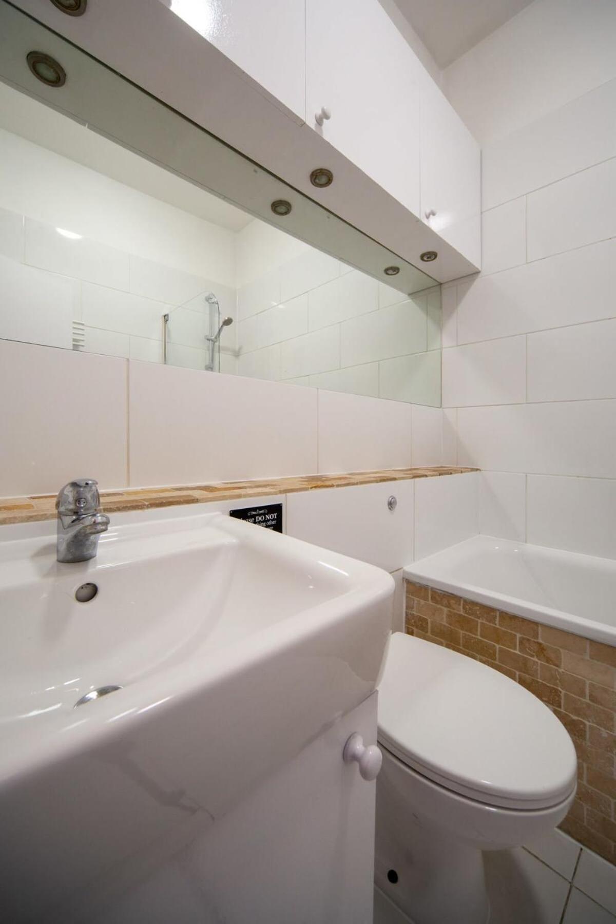 Lovely 2 Bedroom Apartment In Tooting Londra Exterior foto